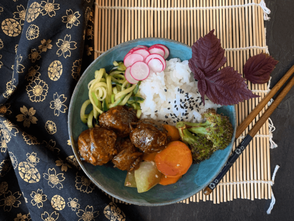Ein japanischer Klassiker wird vegan: vegane Teriyaki Fleischbällchen.