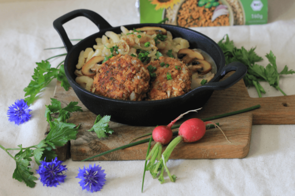 Vegane Fleischpflanzern mit Rahmschwammerlsauce. Mit unserem Rezept gelingt dir der Klassiker auch in vegan!